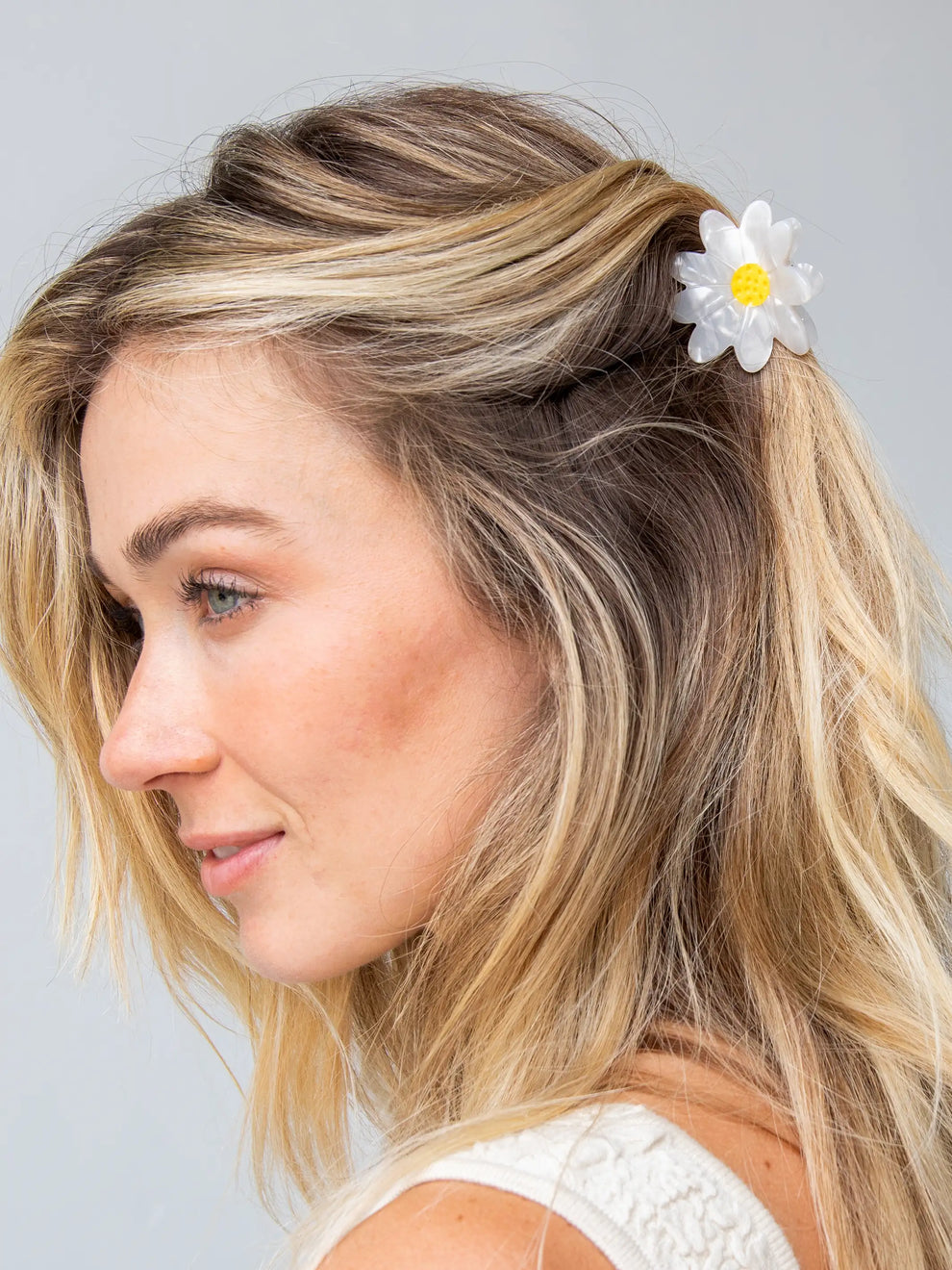 Small Daisy Hair Claw Clip - Cream